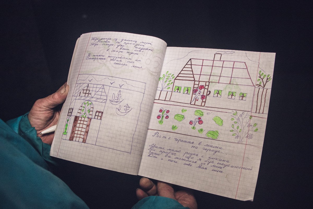 Бездомная женщина Татьяна пишет в переходе стихи