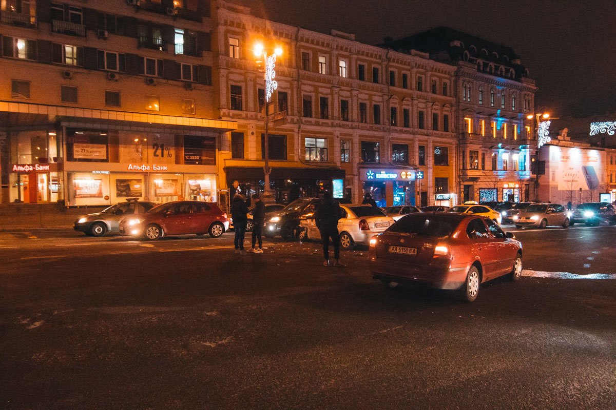 В пятницу, 4 января, в Киеве на Крещатике возле Бессарабской площади произошло тройное ДТП