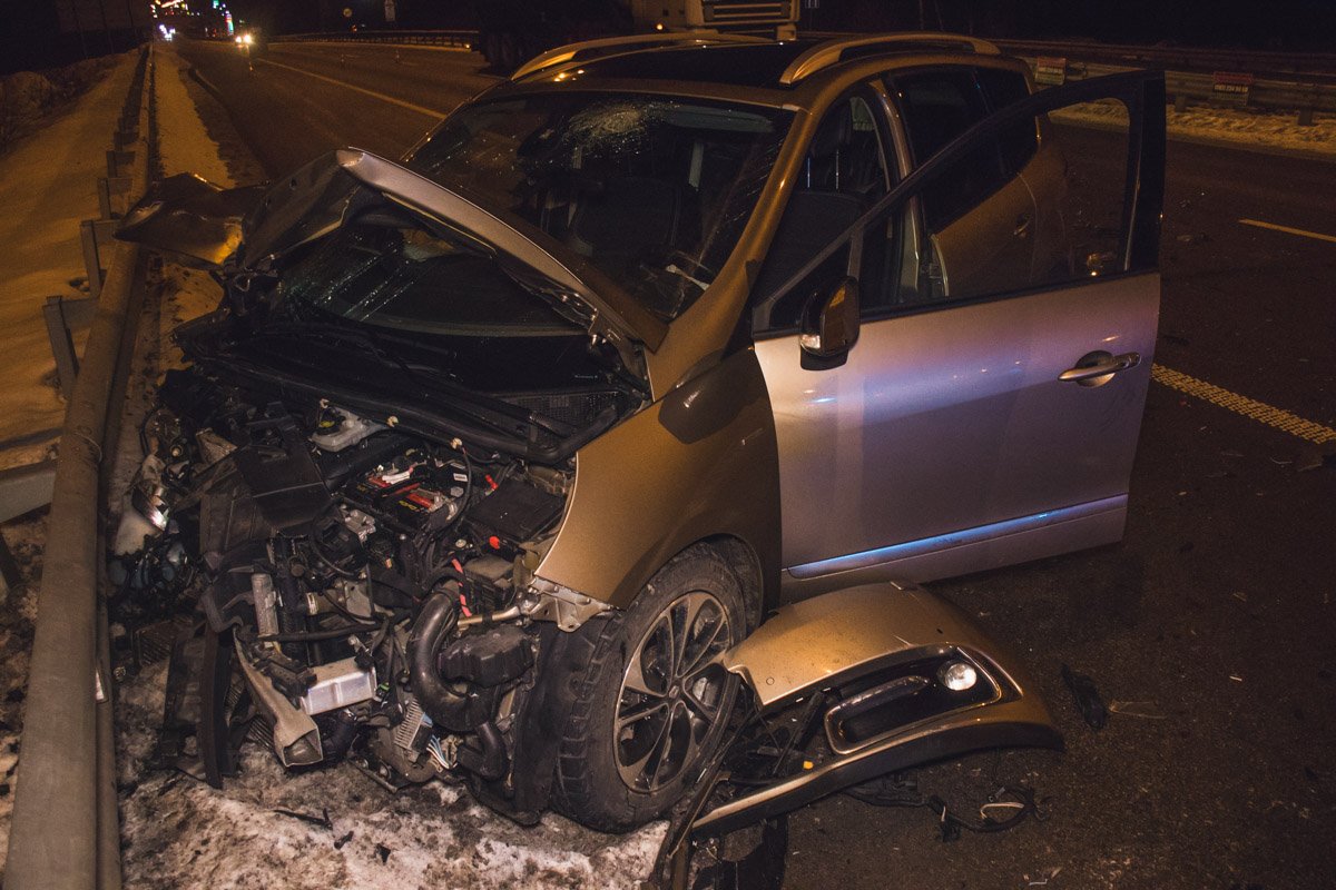 Столкнулись Renault Scenic и Mercedes Vito