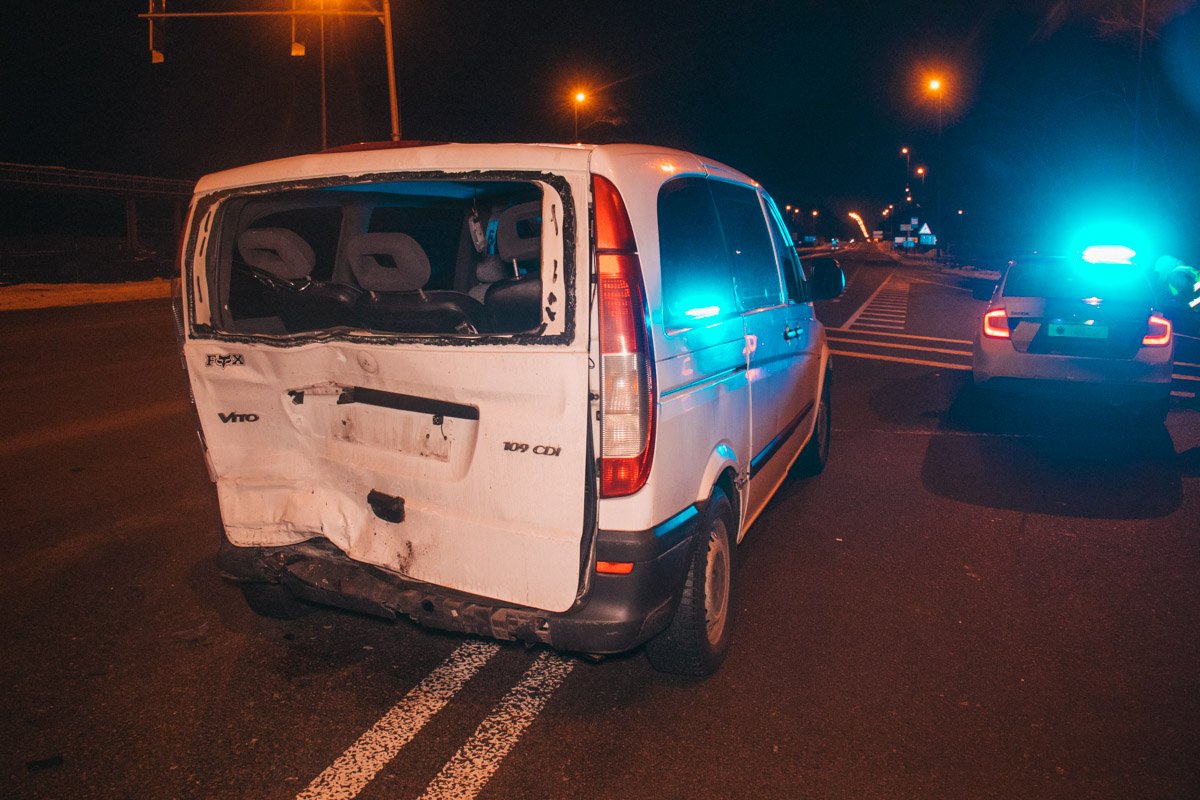 Mercedes остановился на красный сигнал светофора