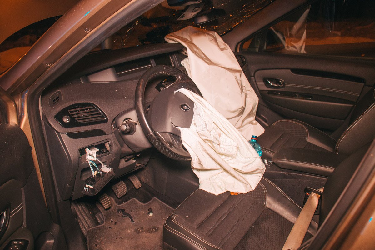 Renault протаранил микроавтобус и после этого врезался в отбойник