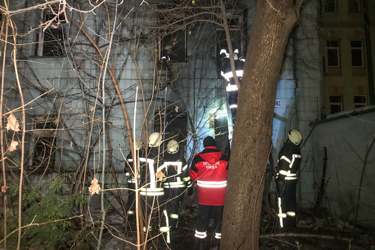 В ночь на 5 января в Киеве во дворе дома по адресу улица Эспланадная, 32 произошел пожар В ночь на 5 января в Киеве во дворе дома по адресу улица Эспланадная, 32 произошел пожар