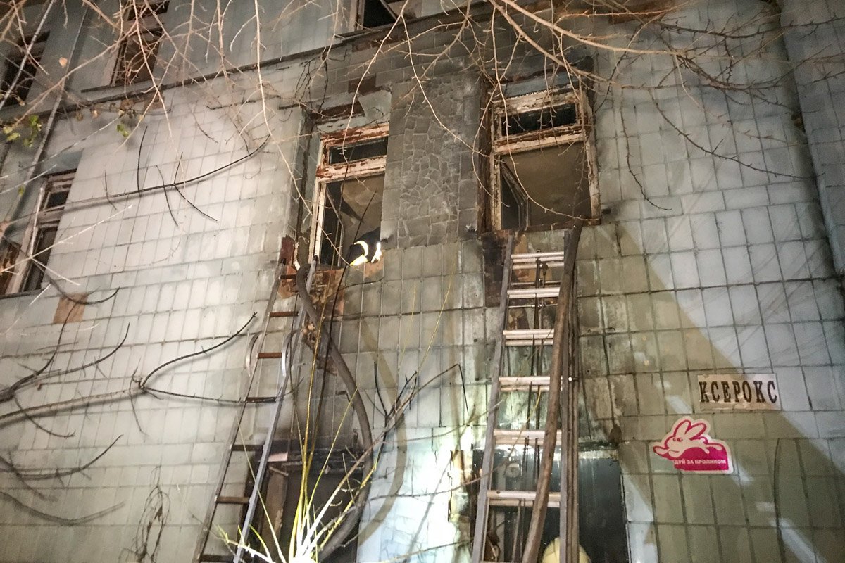 Горело трехэтажное здание Горело трехэтажное здание