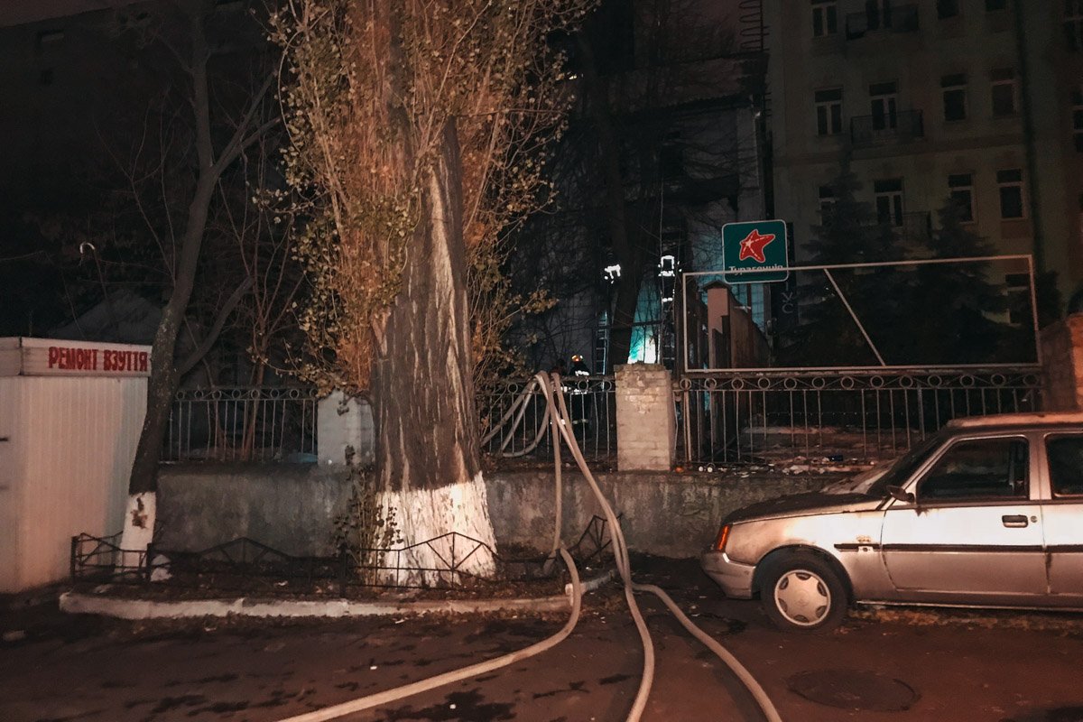 Пожарным понадобилось почти три часа, чтобы ликвидировать возгорание Пожарным понадобилось почти три часа, чтобы ликвидировать возгорание