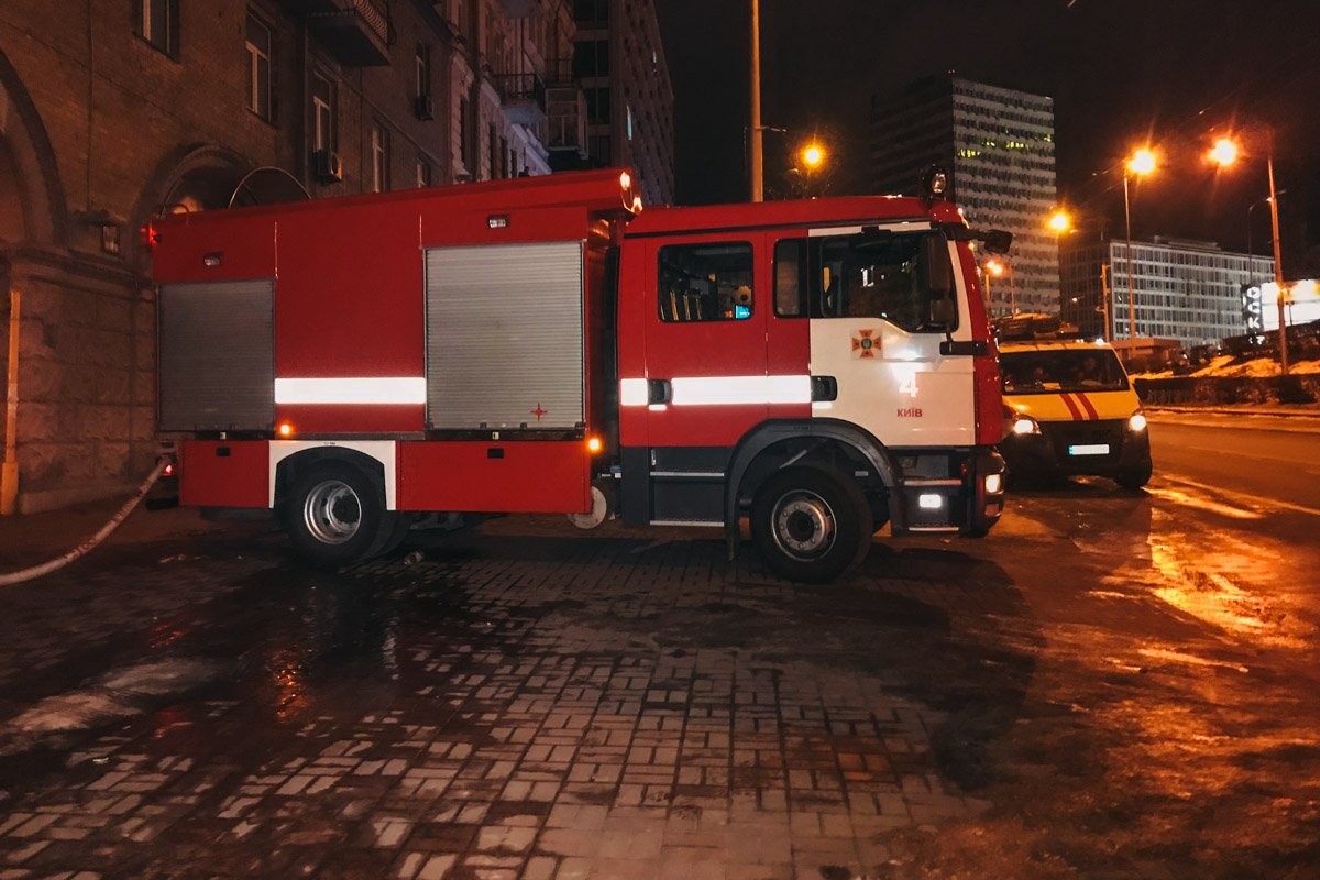 На месте работали по меньшей мере пять единиц пожарной и специальной техники На месте работали по меньшей мере пять единиц пожарной и специальной техники