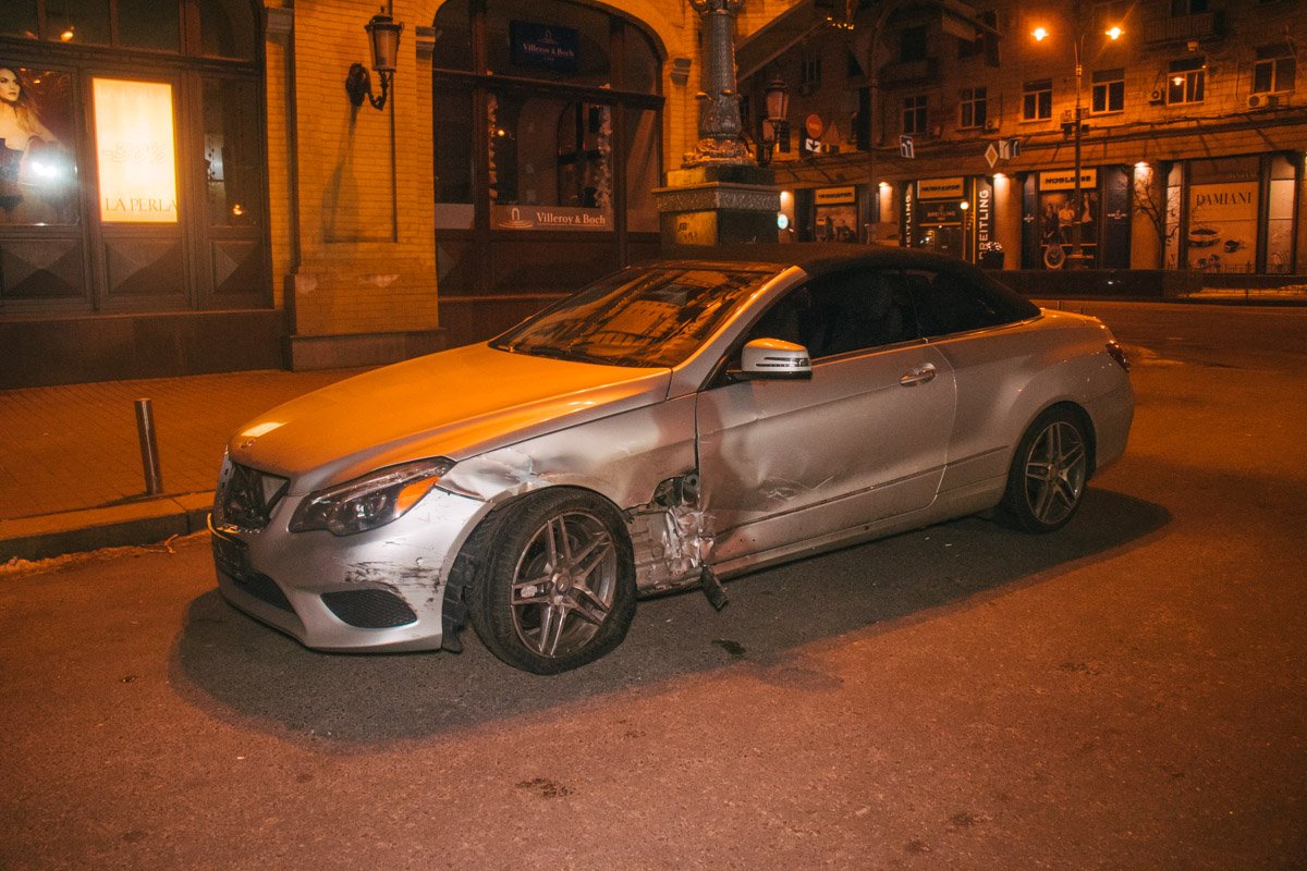 В ночь на 5 января в Киеве на улице Крещатик возле Бессарабской площади произошло ДТП