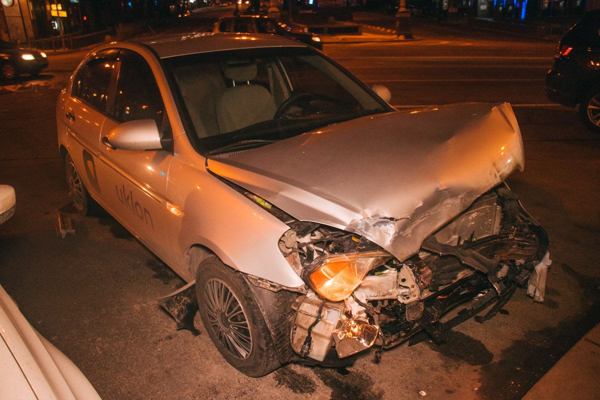 Водитель рассказал Hyundai, что он ехал по Крещатику в сторону площади Льва Толстого