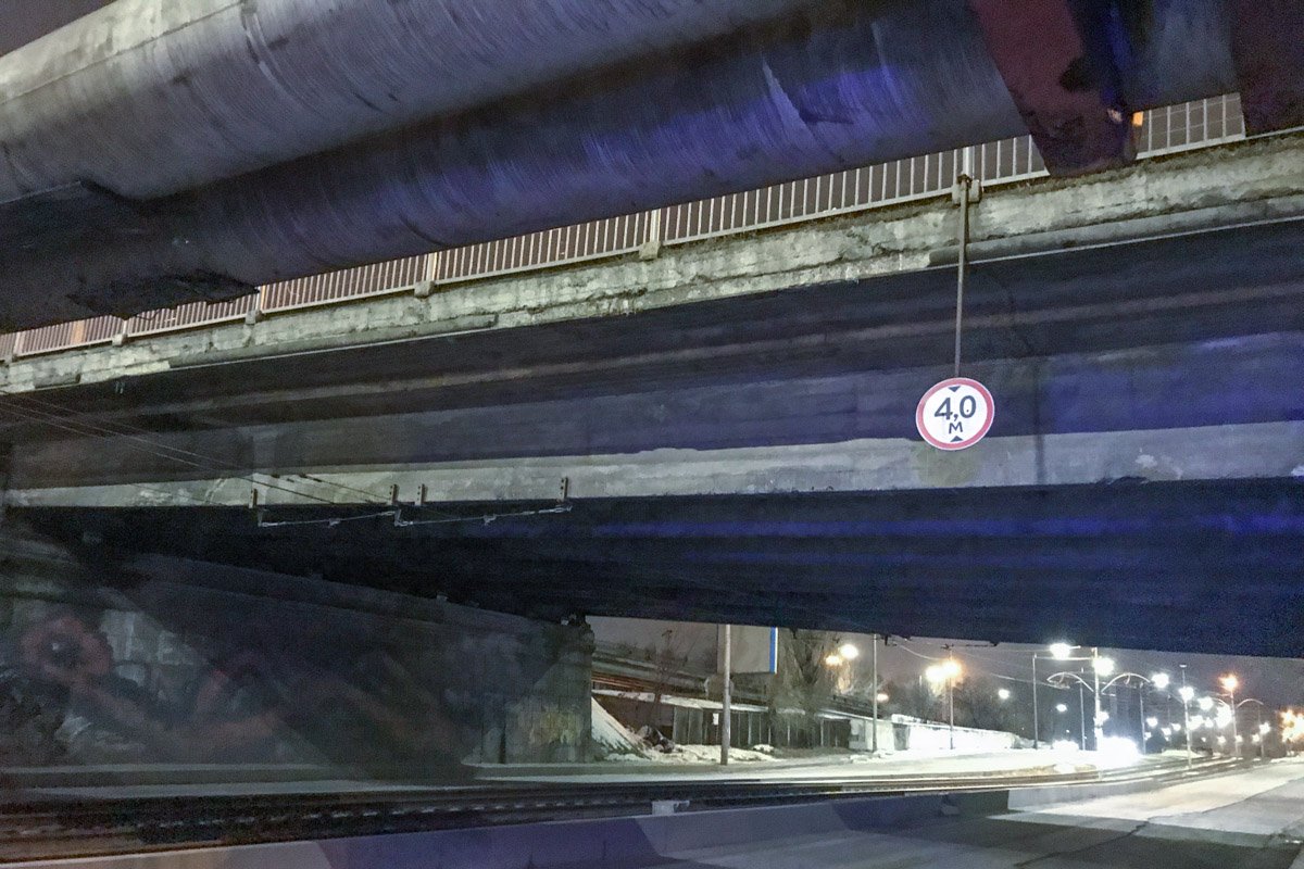 Тело лежало в техническом туннеле моста, который проходит над линией скоростного трамвая