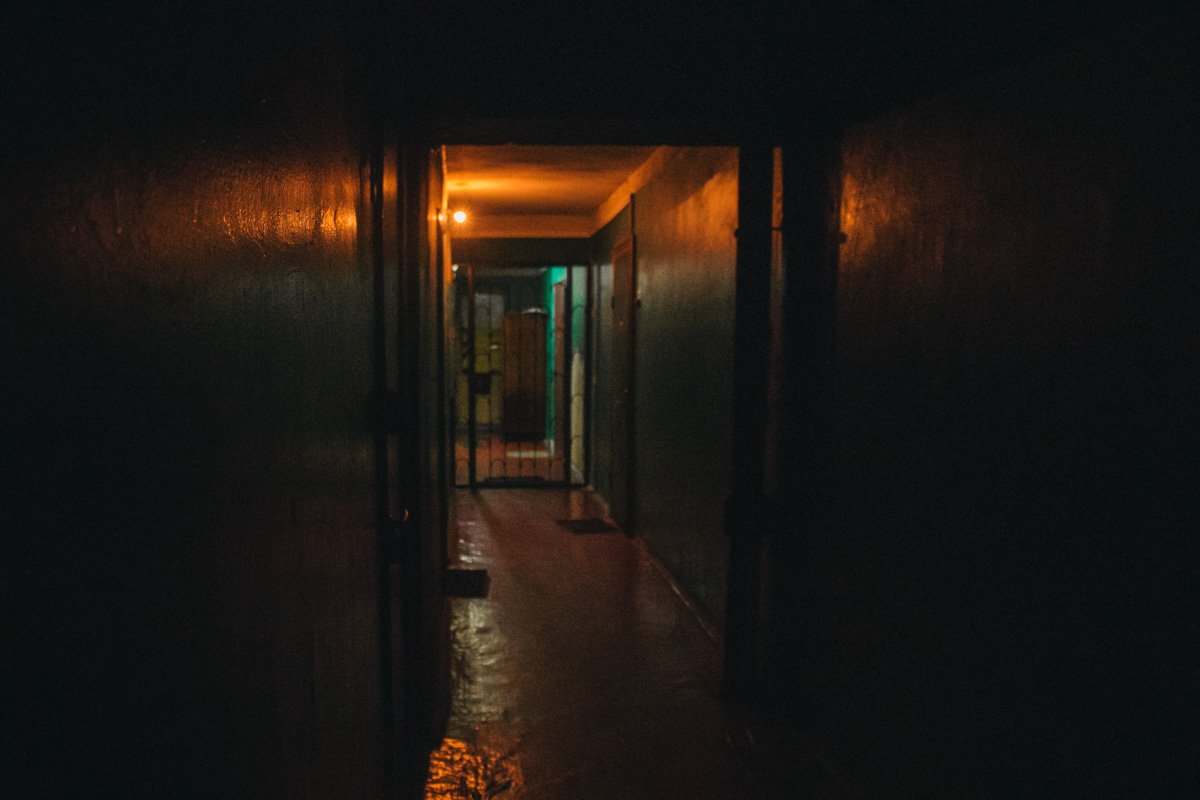 По предварительной информации, в квартире регулярно распивались алкогольные напитки