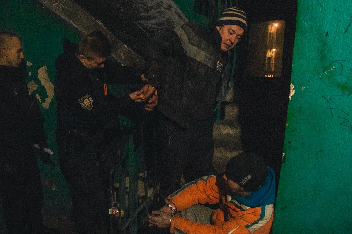 Двое мужчин рассказали, что они спали, а когда проснулись, увидели хозяйку квартиры лежащей на полу