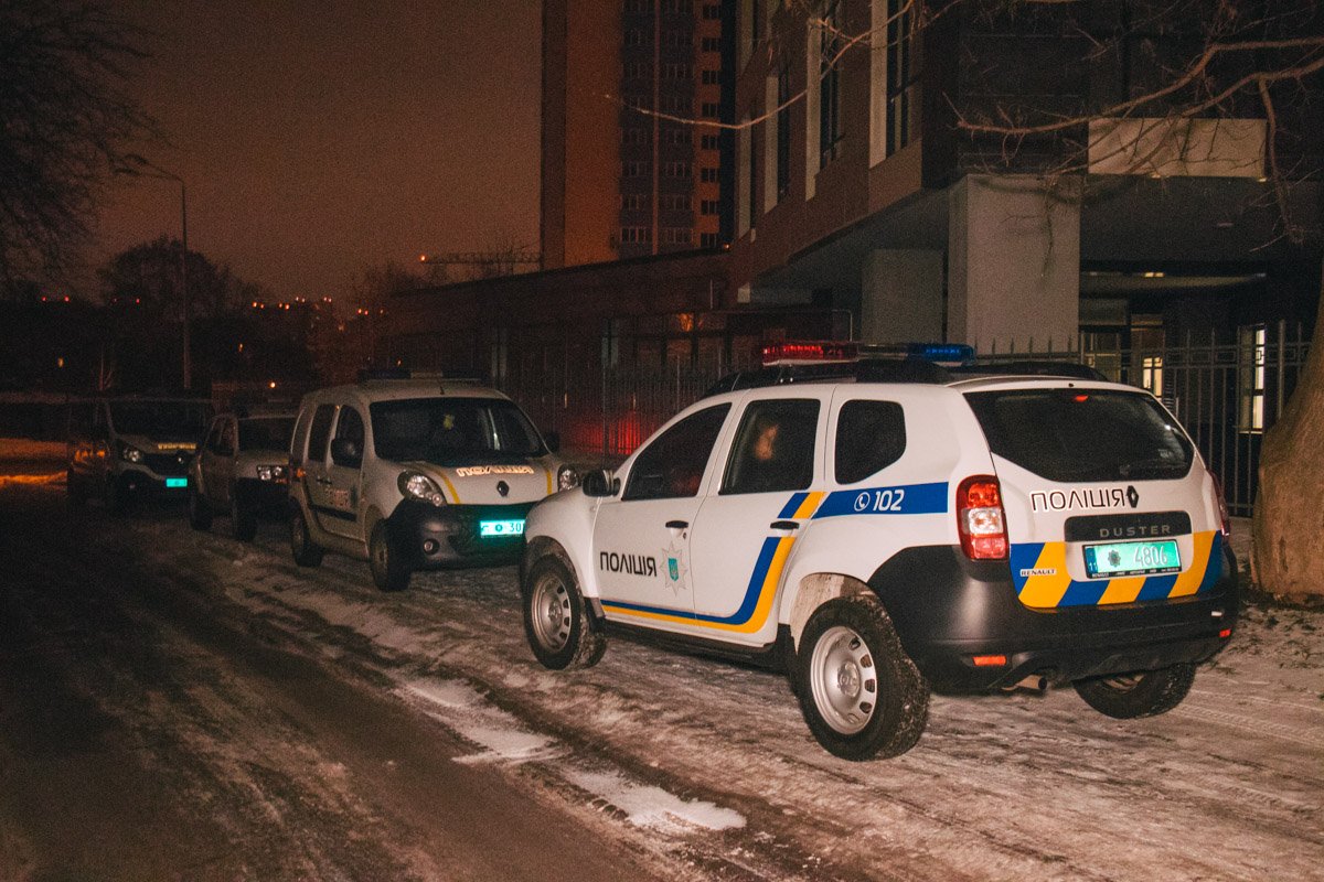 На место инцидента приехали следственно-оперативные группы Голосеевского района и главного управления полиции Киева. 