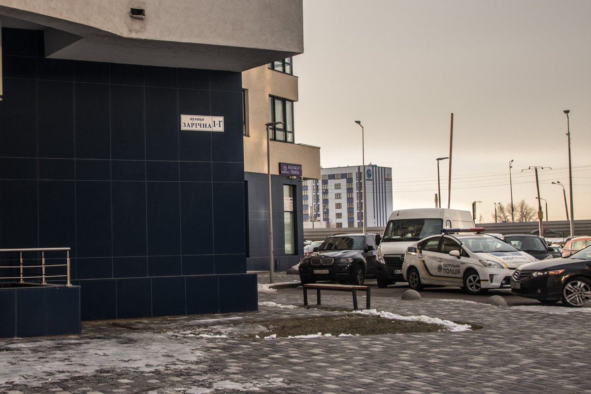 На месте работала скорая, экипаж патрульной полиции, и следственно-оперативная группа