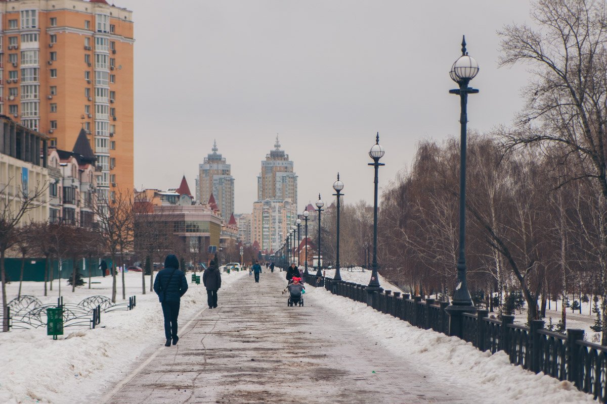 Холодная погода не мешает жителям Киева наслаждаться красивой набережной Холодная погода не мешает жителям Киева наслаждаться красивой набережной