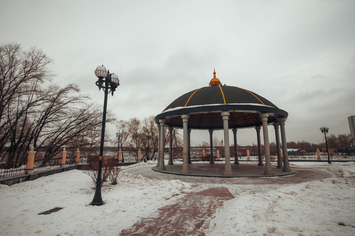 Беседка ждет шумную компанию или влюбленных людей Беседка ждет шумную компанию или влюбленных людей