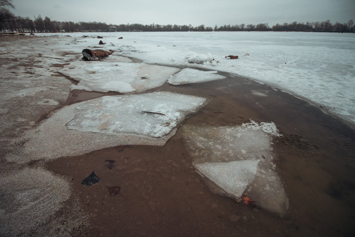 Днепр потихоньку начинает затягивать льдом Днепр потихоньку начинает затягивать льдом
