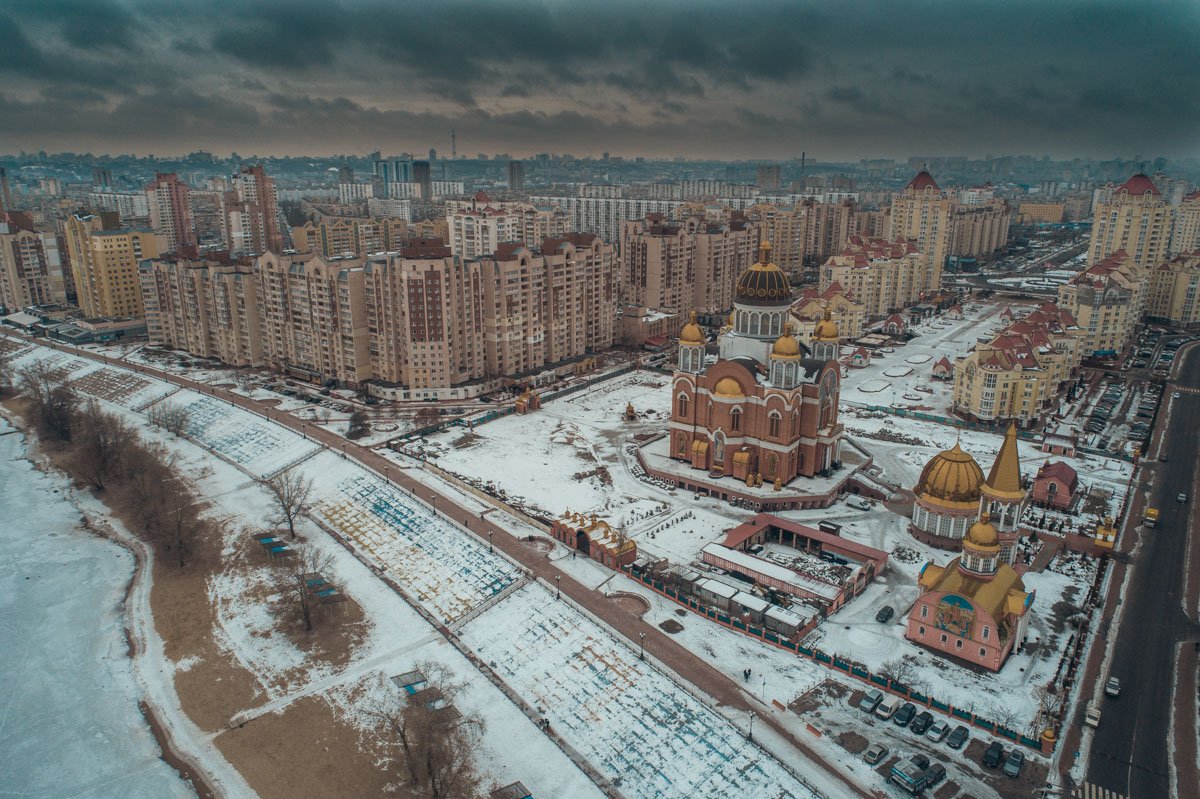 Церковь соседствует с многоэтажными домами Церковь соседствует с многоэтажными домами