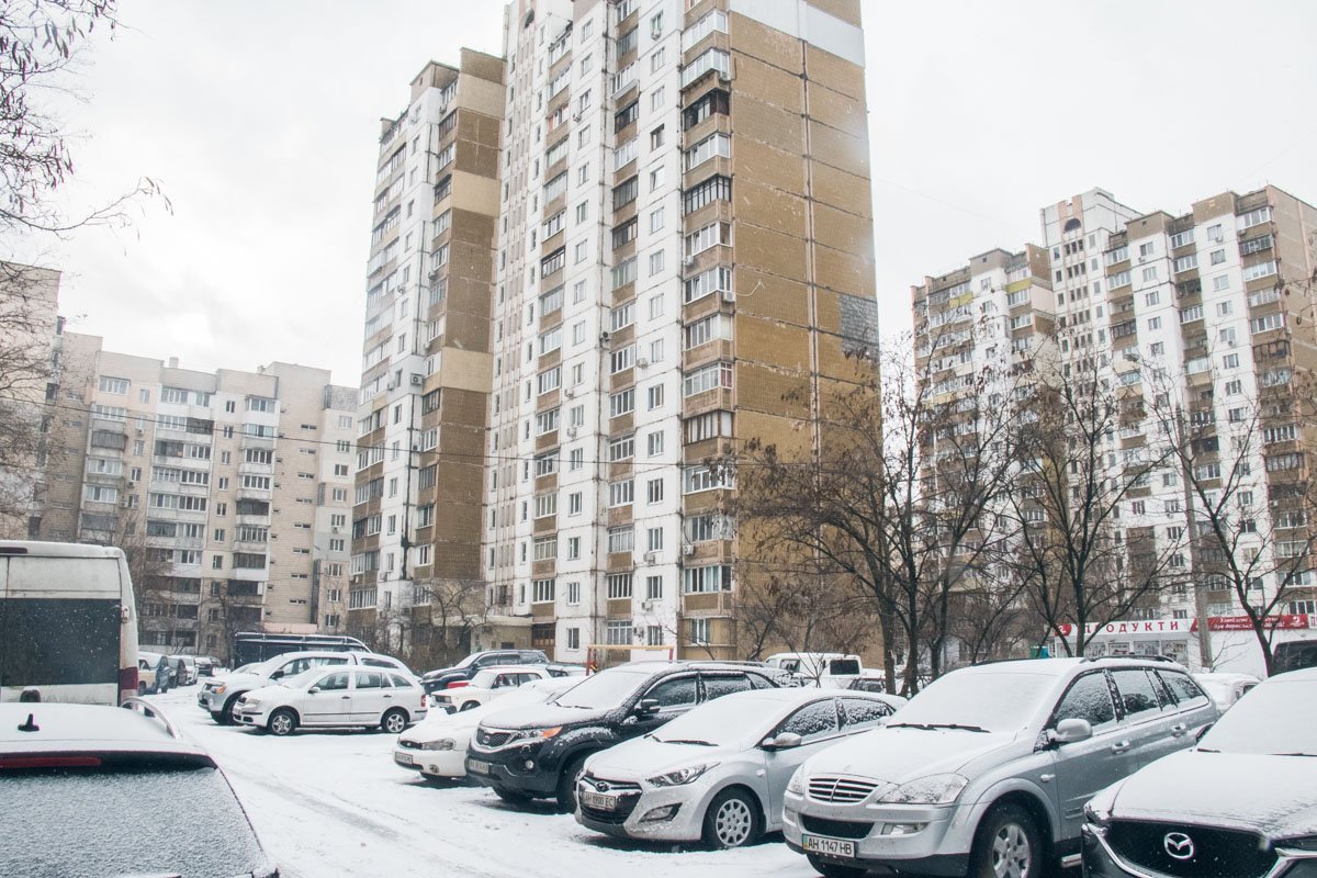 По словам соседей, отец убитой девочки находится в квартире, а мать сбежала