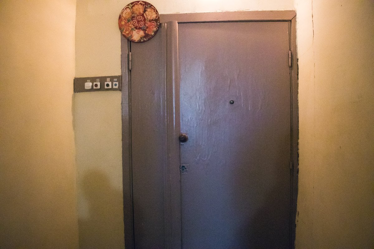 Жильцы дома сообщили, что семья снимала на 10 этаже 1-комнатную квартиру и с соседями общалась нехотя