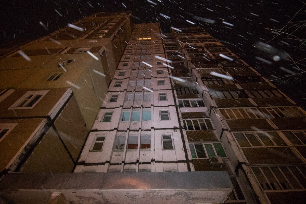 О возгорании под балконом первого этажа сообщили жильцы дома