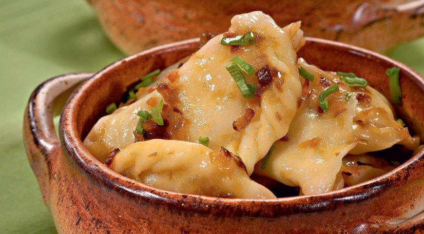 Вареники с картошкой - классическое постное блюдо, без которого, как правило, нельзя обойтись за рождественским столом Вареники с картошкой - классическое постное блюдо, без которого, как правило, нельзя обойтись за рождественским столом