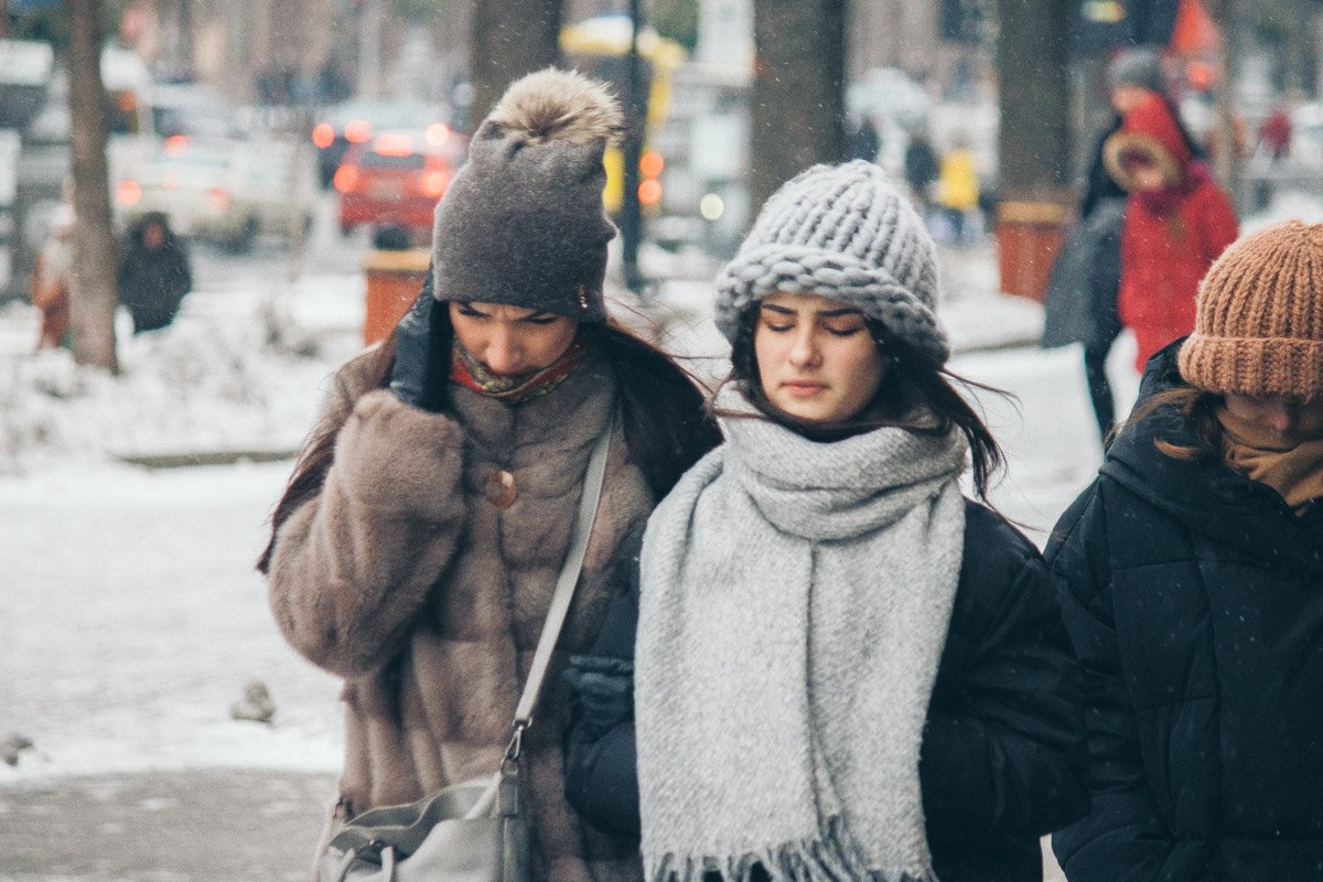 А снег идет, а снег идет, по щекам мне бьет-бьет