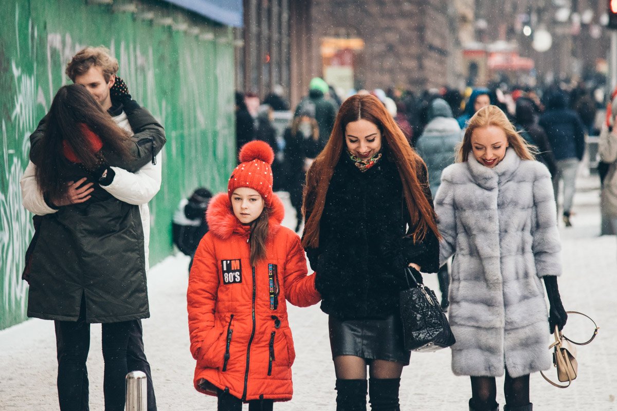 Фу. что вы целуетесь посреди улицы, делайте это дома!