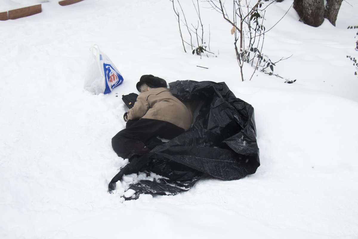 Во дворе домов по адресу бульвар Вацлава Гавела, 19 и 21 умерла женщина