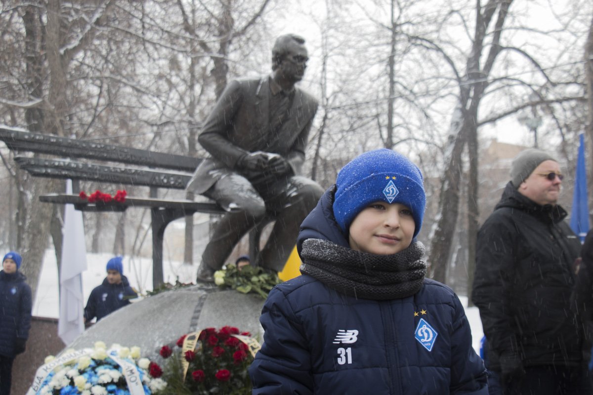 Память легендарного тренера почтили на Байковом кладбище и у памятника возле стадиона "Динамо" имени Валерия Лобановского