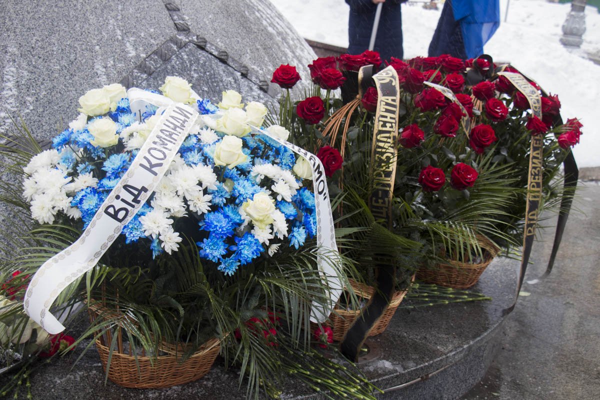 Цветы у памятника легендарному тренеру