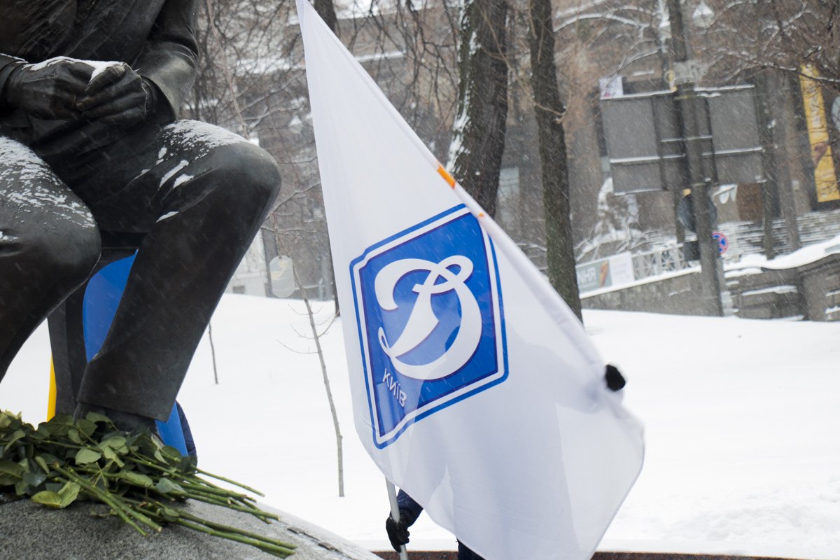 Флаг "Динамо" Киев рядом с памятником Валерию Лобановскому
