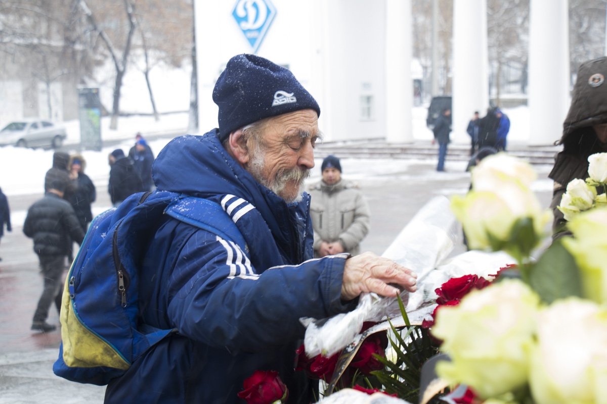 Фанат-ветеран принес цветы к памятнику Валерию Лобановскому