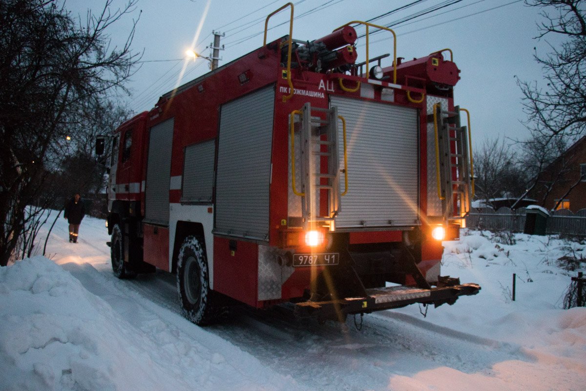 В воскресенье, 6 января, в Киеве на Берковцах произошел пожар В воскресенье, 6 января, в Киеве на Берковцах произошел пожар