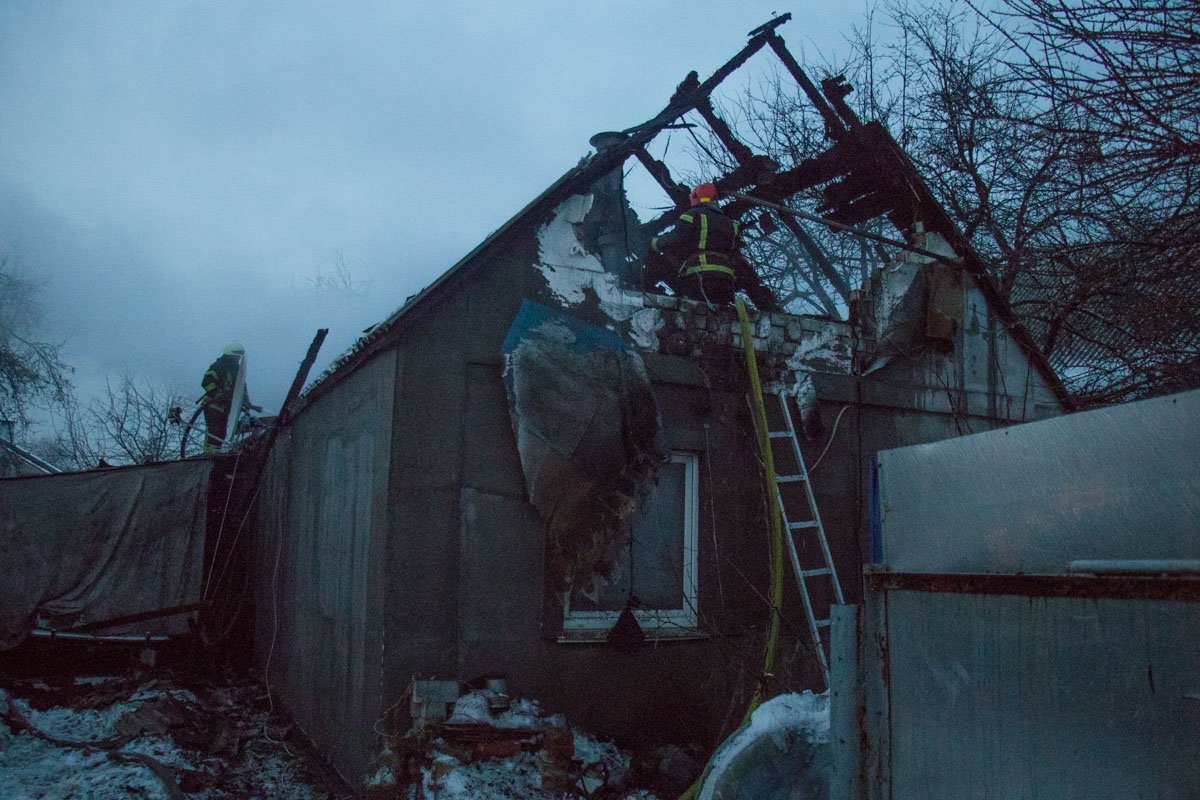 Горел частный дом на 3 линии улицы Стеценко, 30 Горел частный дом на 3 линии улицы Стеценко, 30