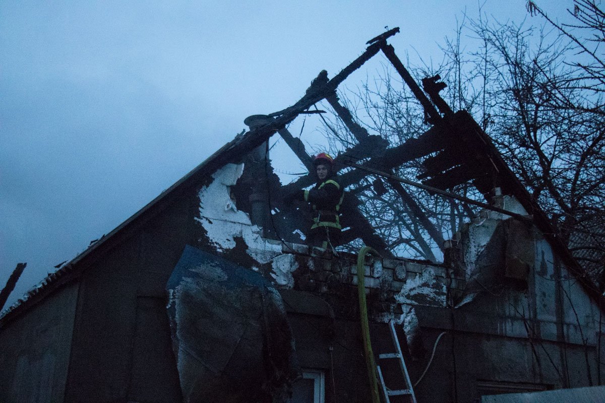 В помещении находились жители дома, они заметили огонь на крыше, после чего вызвали спасателей В помещении находились жители дома, они заметили огонь на крыше, после чего вызвали спасателей