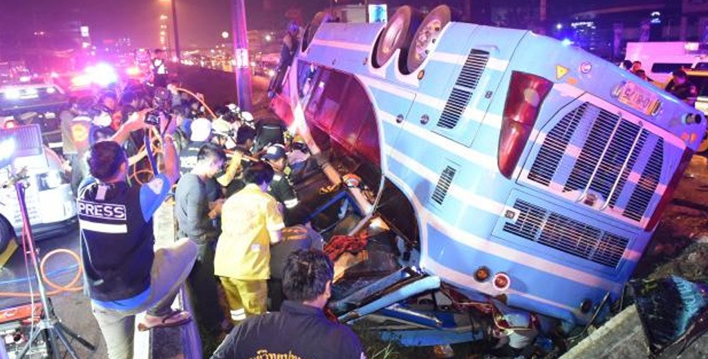 В Таиланде перевернулся двухэтажный туристический автобус В Таиланде перевернулся двухэтажный туристический автобус