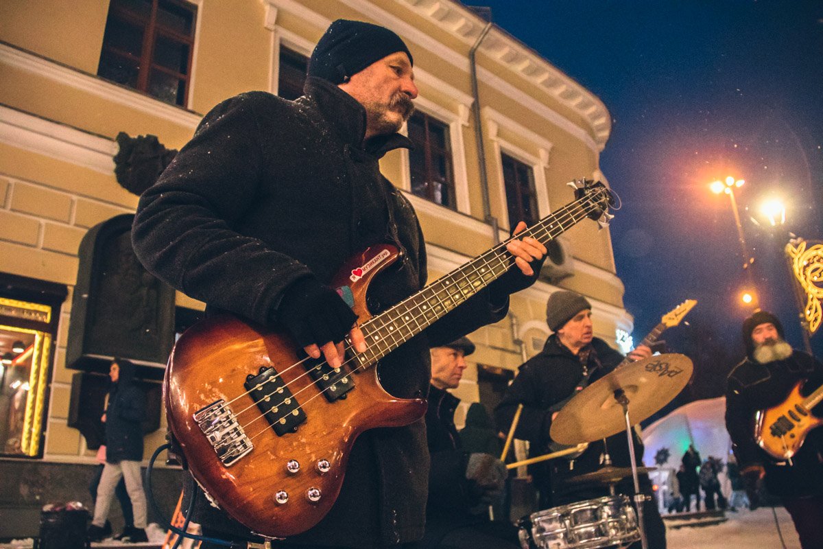 Праздничную атмосферу создавали уличные музыканты