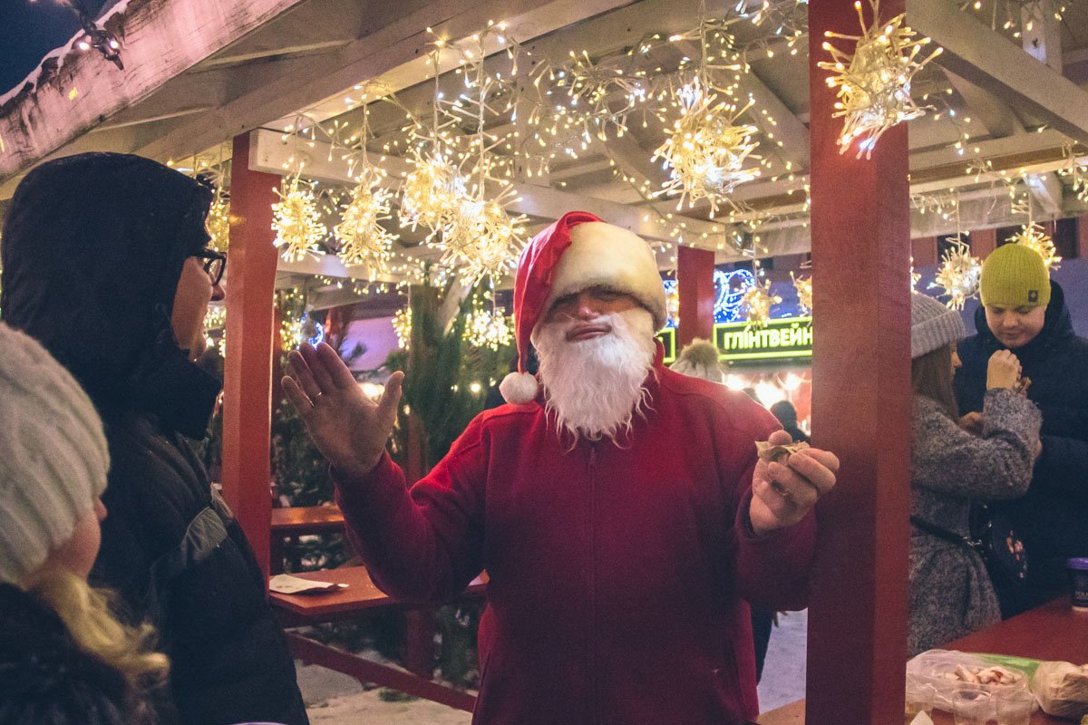 Веселый и добродушный Санта