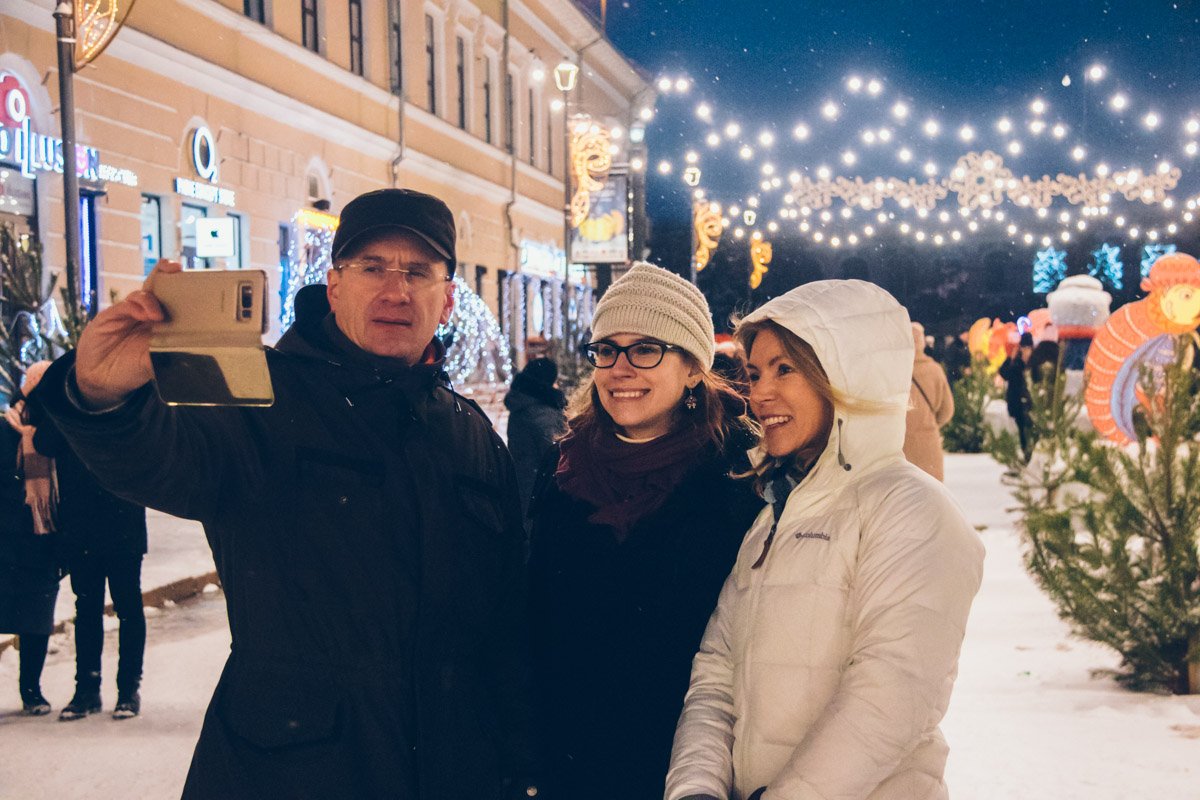 Кажется, в этот вечер были сделаны тысячи селфи