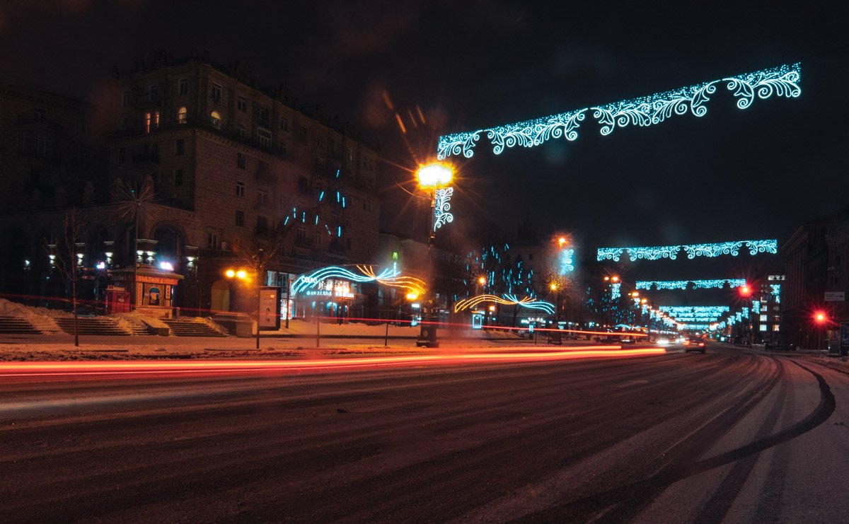 Тишину улиц разбивали проезжающие автомобили Тишину улиц разбивали проезжающие автомобили