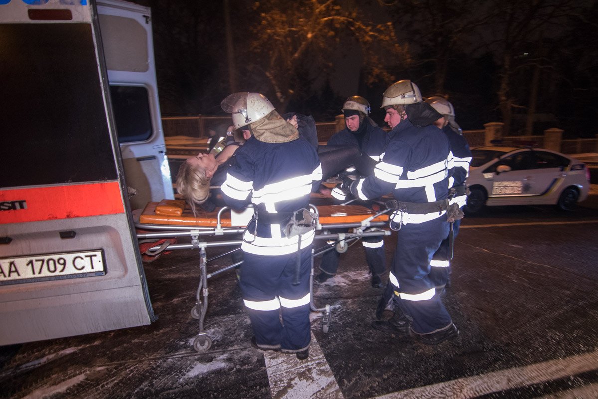 Пассажирку из автомобиля доставали спасатели Пассажирку из автомобиля доставали спасатели