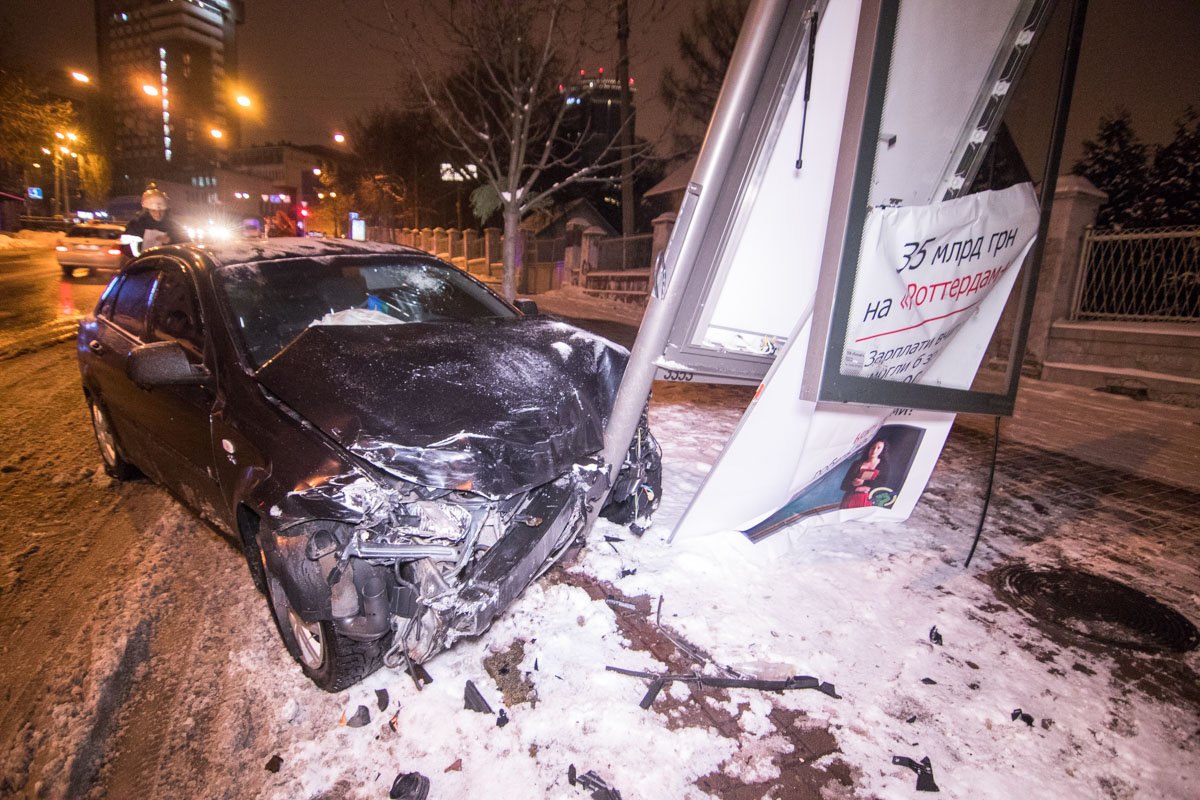 Daewoo после столкновения проехала еще больше 50 метров и врезалась в рекламный бокс Daewoo после столкновения проехала еще больше 50 метров и врезалась в рекламный бокс