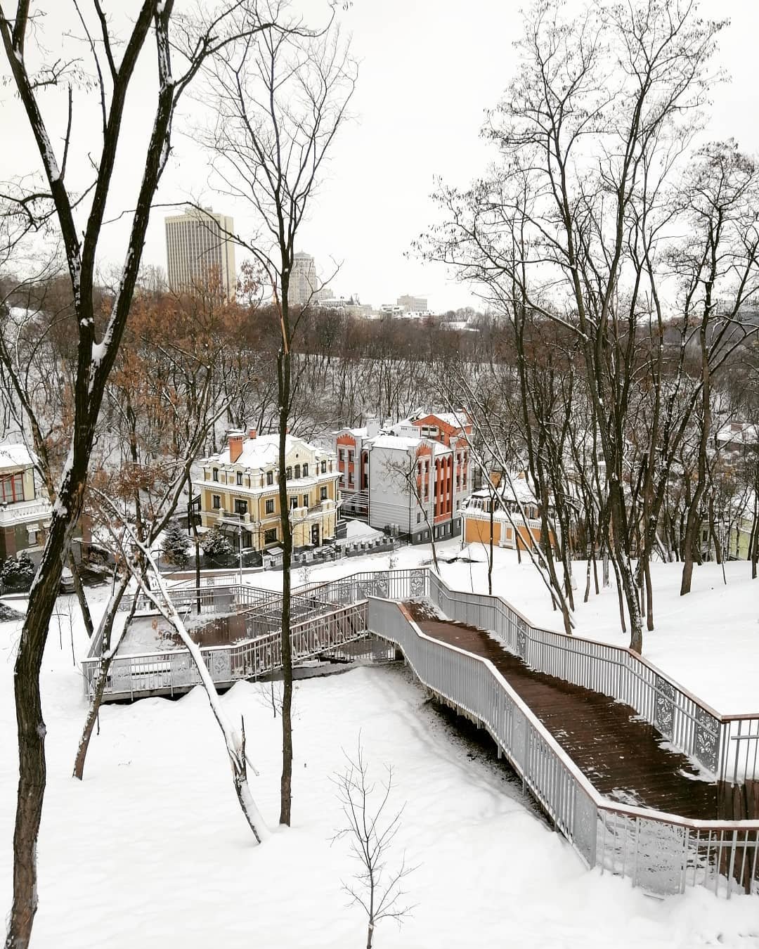 Заснеженный спуск по пейзажной аллее сфотографировала @julia_masik96