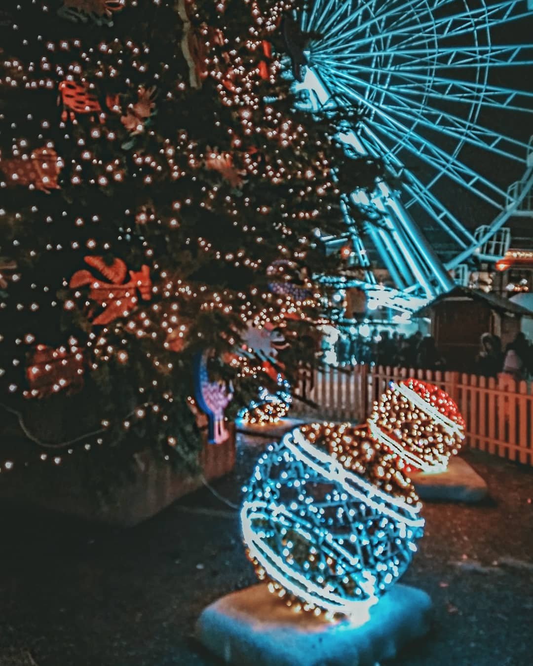 Иллюминация на Контрактовой площади не оставит вас равнодушной. Пройти мимо не смогла @annaskylove