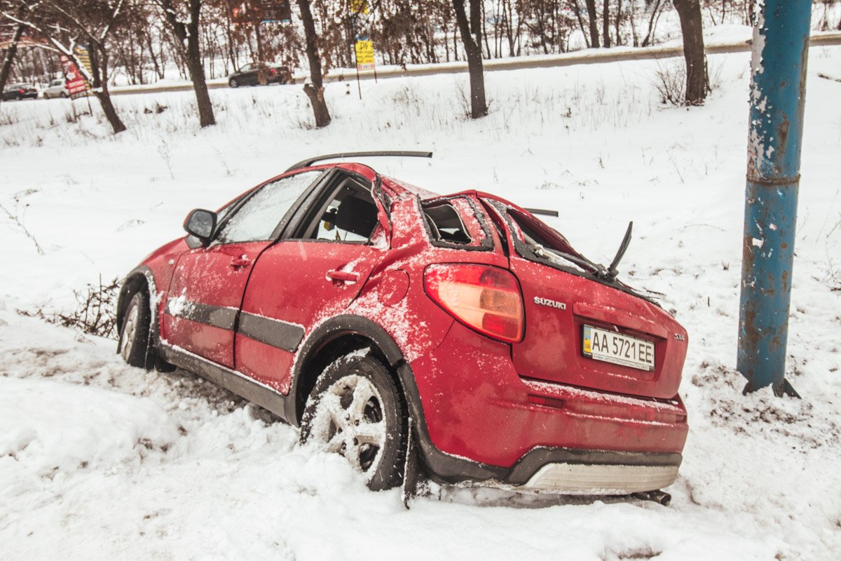 Водитель не справился с управлением, и машину вынесло в кювет Водитель не справился с управлением, и машину вынесло в кювет