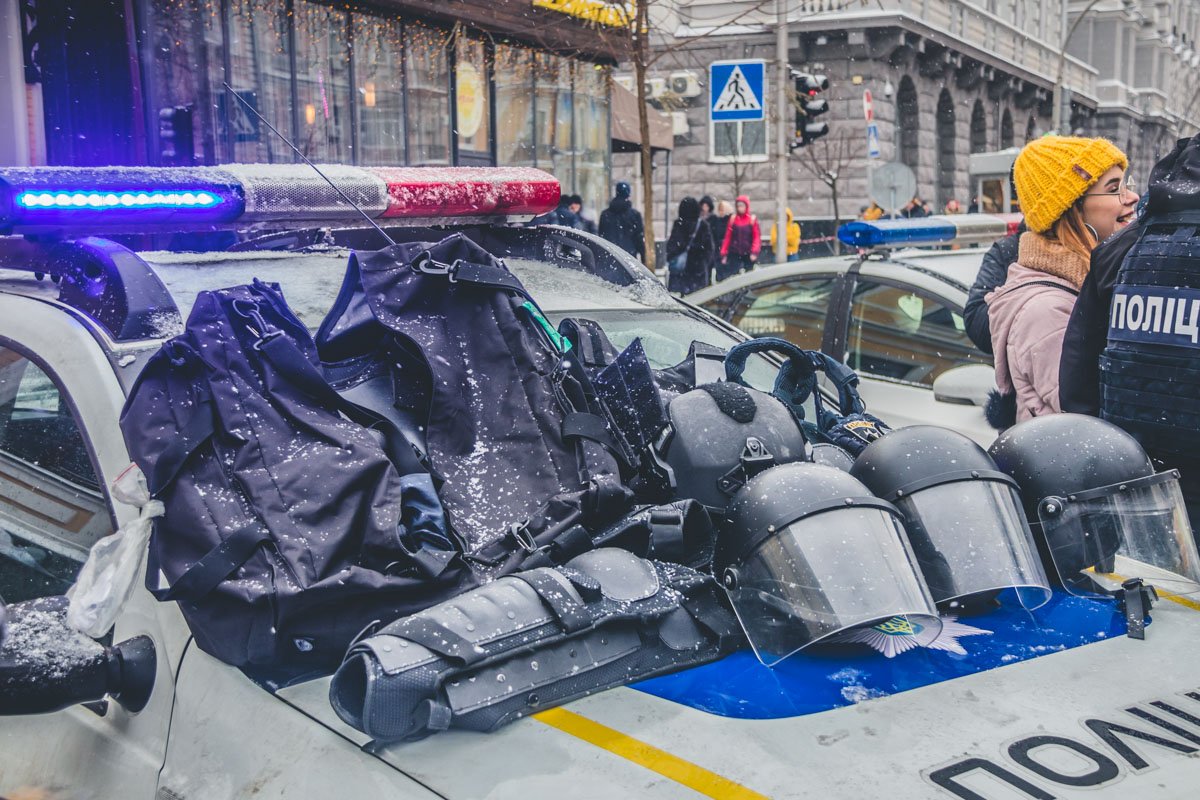 Патрульные давали детям примерить свои жилеты и шлемы