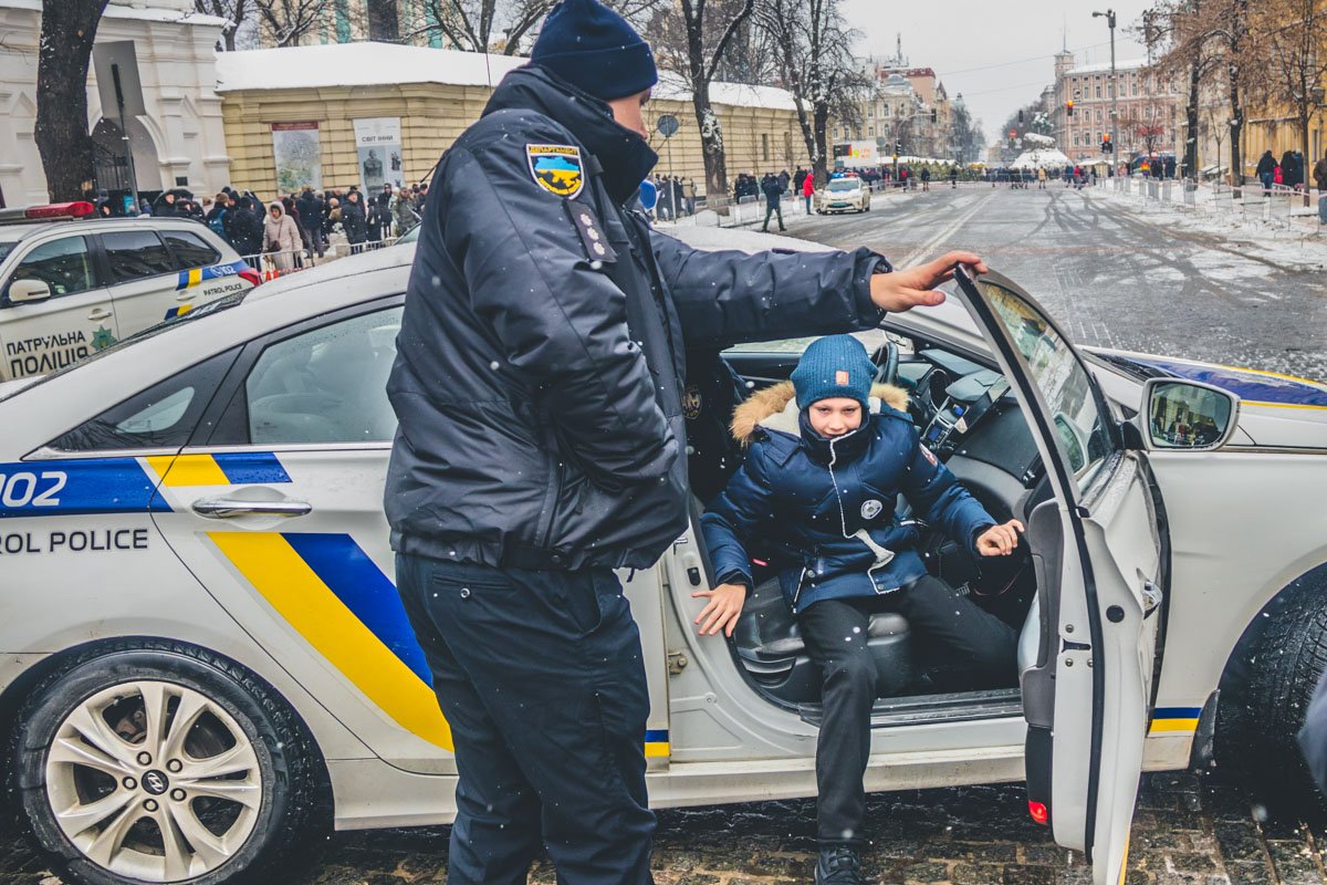 Кроме того, каждый желающий ребенок может сесть в машину патрульной полиции и под громкие звуки сирен прокатиться по Владимирской
