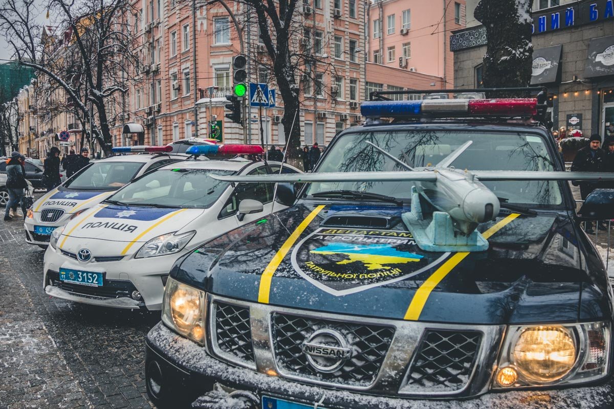 Взрослым можно было пройти своеобразную "проверку на трезвость", надеть специальные очки, которые искажают изображение и ровно пройти по линии