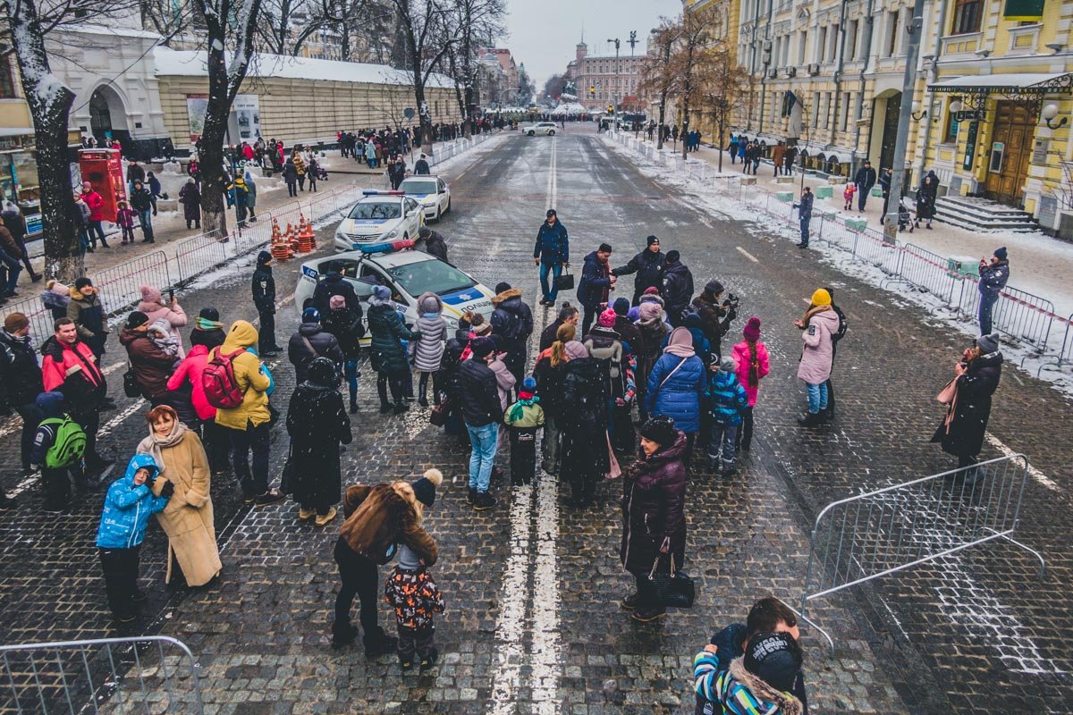 Так как улица Владимирская находится совсем рядом, люди, услышав звуки сирен, прибегают посмотреть, откуда исходит шум