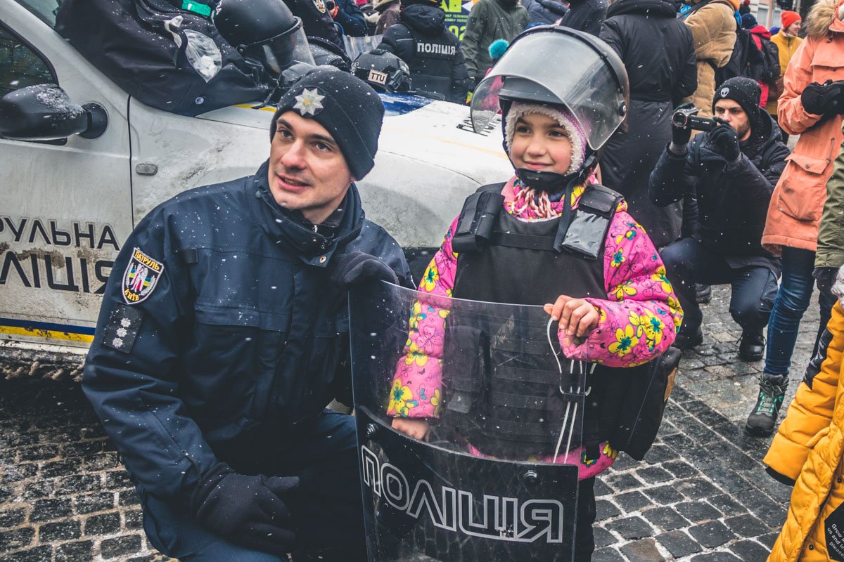 Хватайте своего ребенка и скорее туда, чтобы точно удостовериться, что полицейские очень хорошие и добрые люди