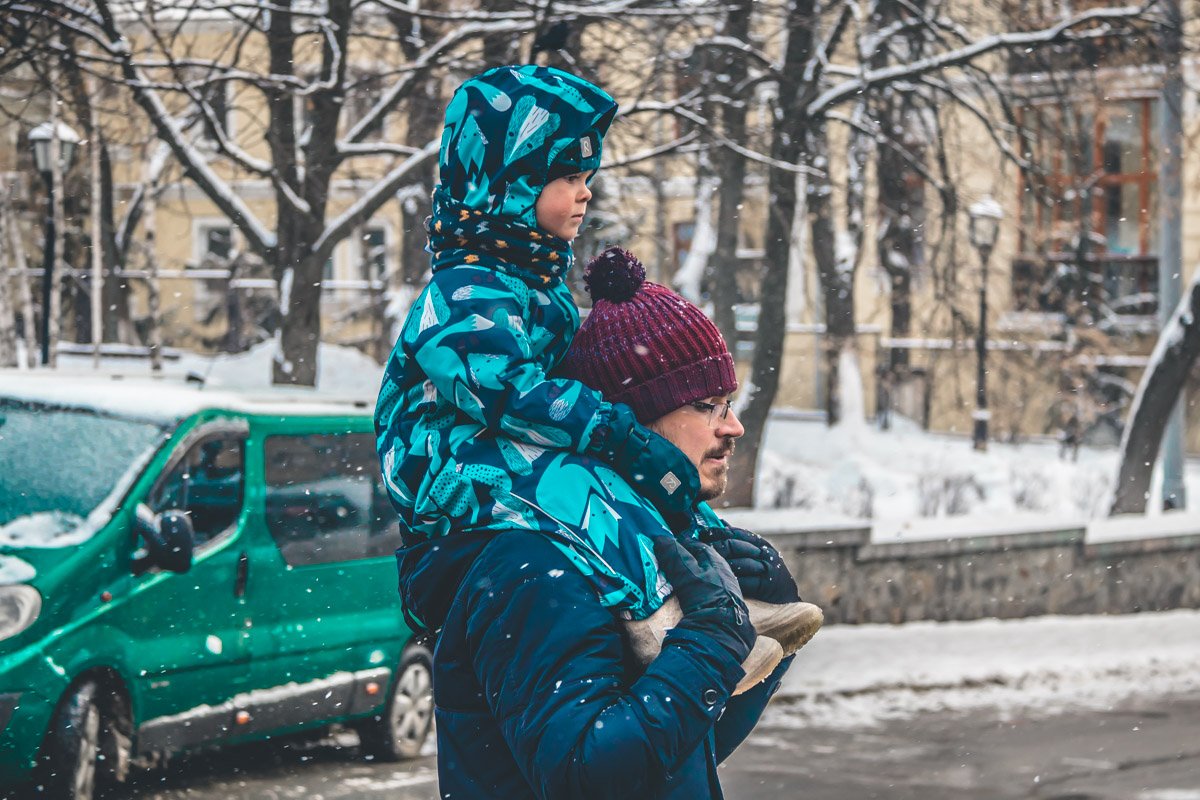 С папой гулять по нарядному городу всегда веселее С папой гулять по нарядному городу всегда веселее